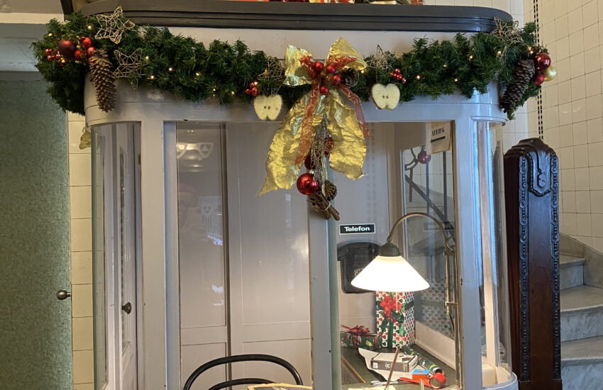 Weihnachtlich geschmückte Pförtnerloge