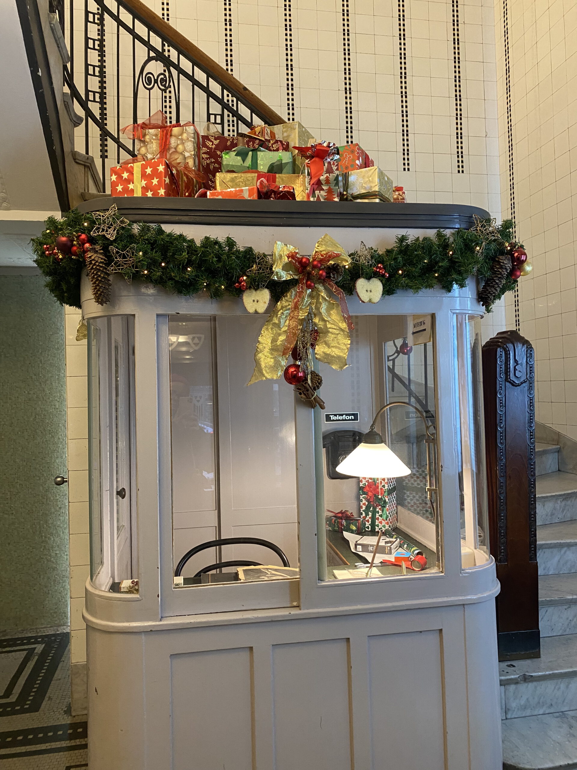 Weihnachtlich geschmückte Pförtnerloge